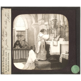 Positifs sur verre édités par la Bonne Presse. La Sainte Messe. Le prêtre éleve le calice et l'hostie.