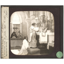 Positifs sur verre édités par la Bonne Presse. La Sainte Messe. Le prêtre éleve le calice et l'hostie.