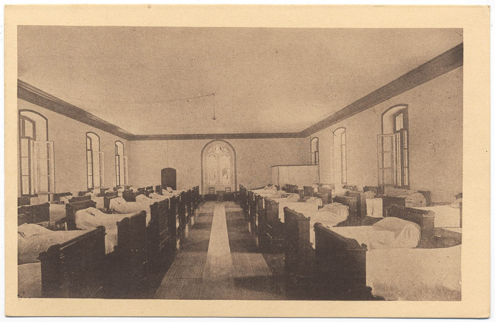 Pensionnat de Tournemire - Dortoir Sainte Famille.