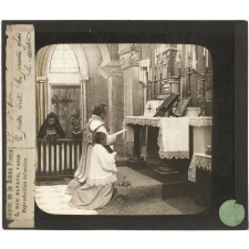 Positifs sur verre édités par la Bonne Presse. La Sainte Messe. Le prêtre récite les prières après la messe.