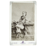Fillette en costume de marin . 