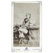 Fillette en costume de marin . 