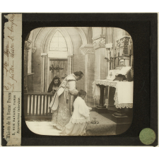 Positifs sur verre édités par la Bonne Presse. La Sainte Messe. Le prêtre recite le confesse.