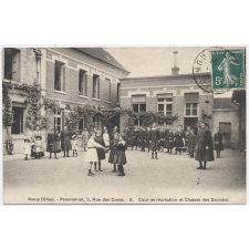 Mouy (Oise) - Pensionnat, 3, rue des Caves - 8 - Cour de récréation et Classes des Grandes.