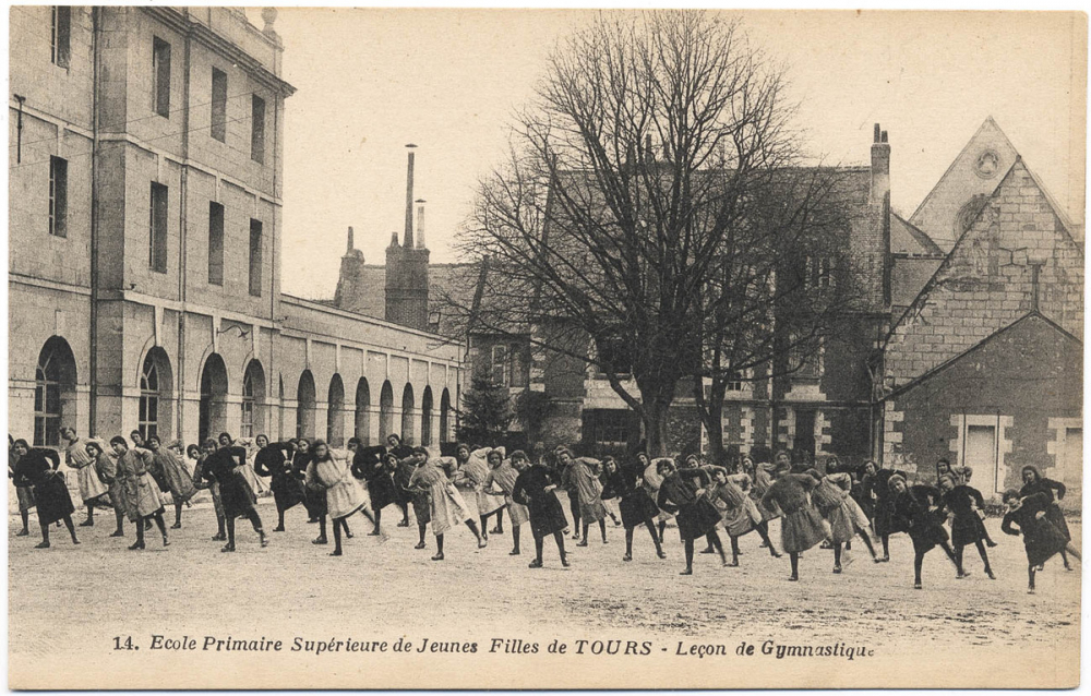 14 - Ecole Primaire Supérieure de jeunes Filles de Tours - Leçon de Gymnastique.