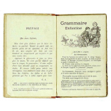 Grammaire enfantine. Premier livre de grammaire. Livre de l'élève. Règles générales. Remarques principales. (Exemples. Questionnairees). Lectures. Copies. Exercices. Dictées. (Fables. Historiettes. Poésies). Analyse grammaticale. Proposition simple. (Elocution. Rédaction d'après l'image). Livre de l'élève.
