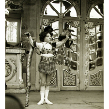 Spectacle de serpents présentés au public par une fillette. 