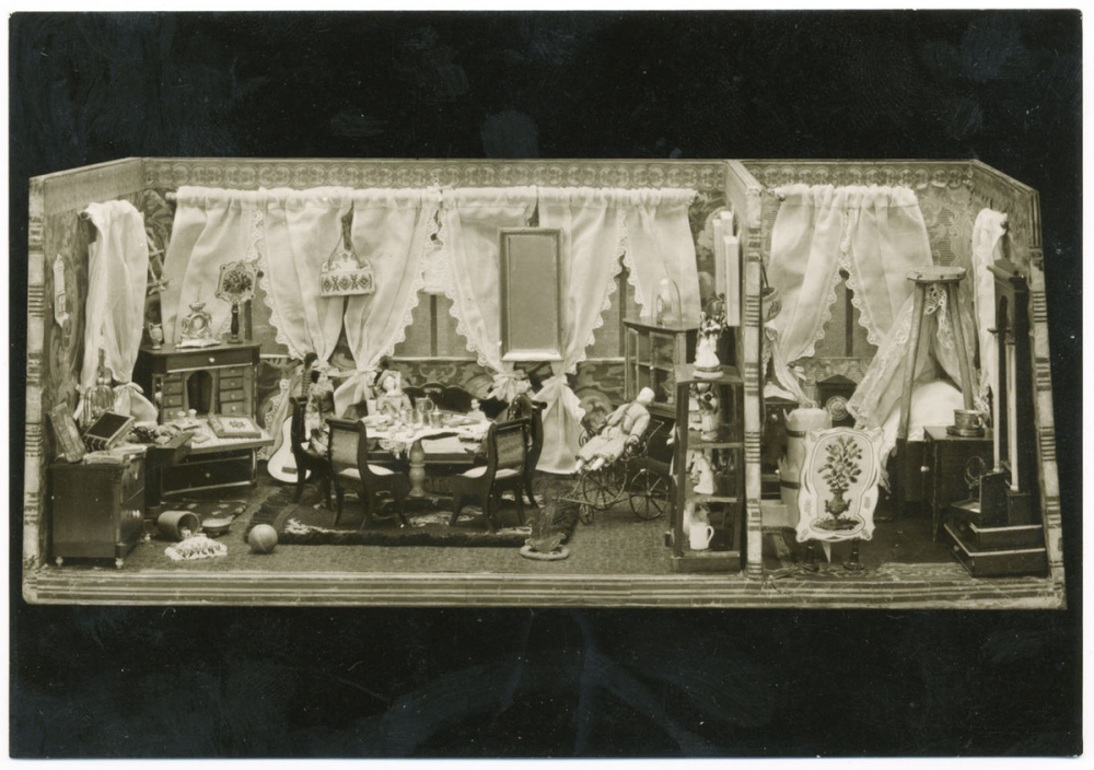 Spielzeugmuseum der Stadt Nürnberg, Karlstrasse 13 - Biedermeier-Puppensalon- und Schlafzimmer, um 1830 - Biedermeier living- and bedroom around 1830.
