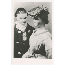 Deutsches Spielzeugmuseum Sonneberg / Thur. - Sonneberger Lederpuppen mit glasierten Porzellanköpfen, 1870/80.