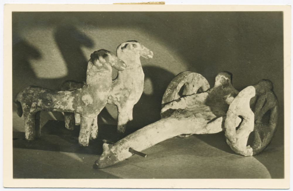 Deutsches Spielzeugmuseum Sonneberg - Antike Spielzeuge : Schafe und Streitwagen aus gebranntem Ton, grieschische Arbeit aus dem 4. Jahrh. v.d.Z.