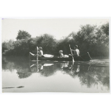 Navigation familiale sur un cours d'eau. 
