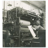 Ecole Estienne. Atelier d'impression lithographique : la machine off-set.
