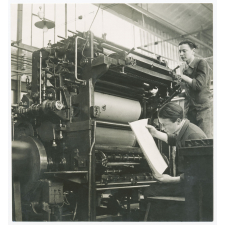 Ecole Estienne. Atelier d'impression lithographique : la machine off-set.