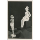 Deutsches Spielzeugmuseum Sonneberg / Thur. - Ägyptische Puppe (links), Holz, bemalt - Grieschische Puppe (rechts), Terrakotta bemalt, beide aus dem 5. Jahrh v.Z.