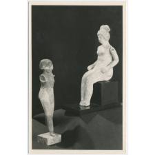 Deutsches Spielzeugmuseum Sonneberg / Thur. - Ägyptische Puppe (links), Holz, bemalt - Grieschische Puppe (rechts), Terrakotta bemalt, beide aus dem 5. Jahrh v.Z.