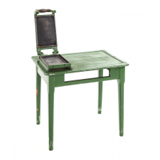 Presse d'imprimerie avec table de travail.