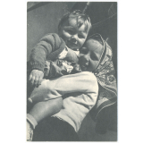 3 - Etre en sécurité… Dans les bras de sa grande sœur ou de sa maman.