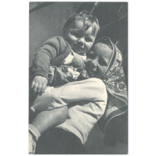 3 - Etre en sécurité… Dans les bras de sa grande sœur ou de sa maman.