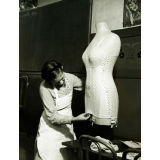 Cours de corset. Le chef d'oeuvre. Gaine éxécutée entièrement par une fillette de 13 ans. Cours pré-apprentissage corsets. Ecole 50 Rue Vauvenargues.