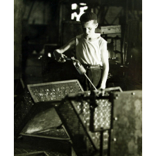 Enfant travaillant en atelier de verrerie.