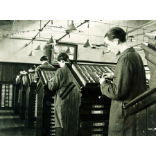 Ecole Estienne. Atelier de composition typographique (élèves devant les casses).