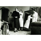 Salon d'essayage, atelier-école.