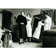 Salon d'essayage, atelier-école.