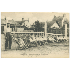Orléans - Ecoles de plein air et de soleil - Education physique - Suspension à la barre.