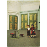 Spielzeugmuseum der Stadt Nürnberg - Ausschnitt aus dem Rokokoraum mit Biskuitporzellankopfpuppen um 1900 und Puppenschlitten, 18. Jh.
Part of the rococo-room with bisque-head dolls (about 1900) and a doll's sledge (18th century).