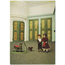 Spielzeugmuseum der Stadt Nürnberg - Ausschnitt aus dem Rokokoraum mit Biskuitporzellankopfpuppen um 1900 und Puppenschlitten, 18. Jh.
Part of the rococo-room with bisque-head dolls (about 1900) and a doll's sledge (18th century).