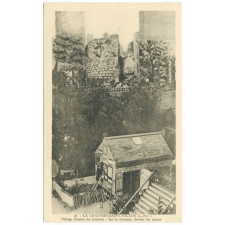 38 - La Chaussée-Saint-Victor (L.-et-C.) - Village blésois de poupées - Sur la terrasse, devant les ruines.