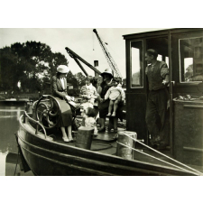 L'assistante sur une péniche.