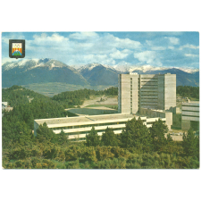 N° 1222 E - Font-Romeu - Alt. 1800m - Pyrénées Orientales (66) - Le Centre Préolympique et Lycée Sportif (Architecte Taillibert) - au fond La Cambre d'Azes et chaîne de Pyrénées.