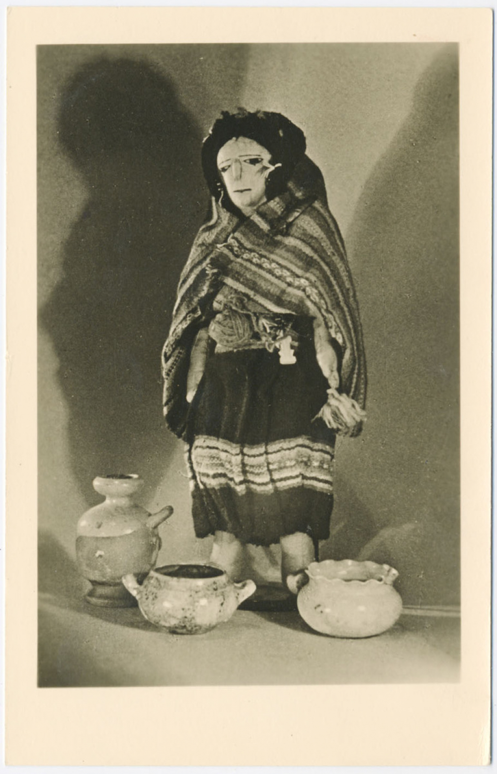 Deutsches Spielzeugmuseum Sonneberg - Stoffpuppe mit Tongeschirr - Mexikanische Volkskunst - 19. Jahrh.
