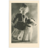 Deutsches Spielzeugmuseum Sonneberg - Neue Spielpuppe aus den Kösener Werkstätten, mit Hund, 1954.