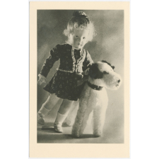 Deutsches Spielzeugmuseum Sonneberg - Neue Spielpuppe aus den Kösener Werkstätten, mit Hund, 1954.