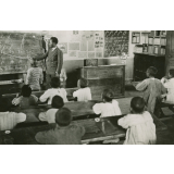 Scène de classe dans une école primaire à Madagascar vers 1930. La leçon de lecture