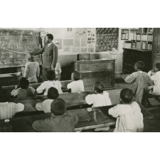 Scène de classe dans une école primaire à Madagascar vers 1930. La leçon de lecture