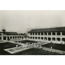 Bâtiments et cour principale du lycée Pétrus-Ky de Saïgon (Indochine/Vietnam)

