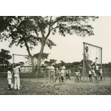 Élèves africains en activité physique et gymnique