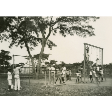 Élèves africains en activité physique et gymnique