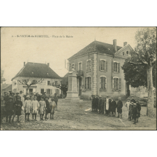 St-Victor-de-Morestel : Place de la Mairie