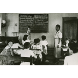 Classe de jeunes élèves avec leur institutrice