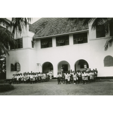 Élèves devant l'école régionale de Douala (Cameroun)