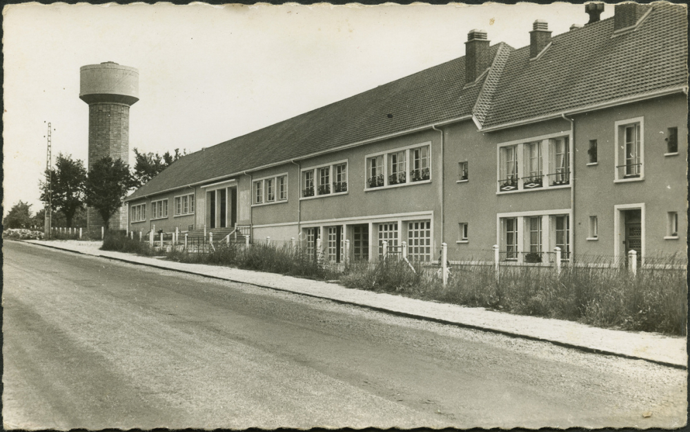 Groupe scolaire, château d'eau, Nonant-le-Pin (Orne)