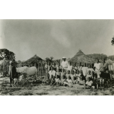 Groupe de jeunes Africains suivant un enseignement agricole