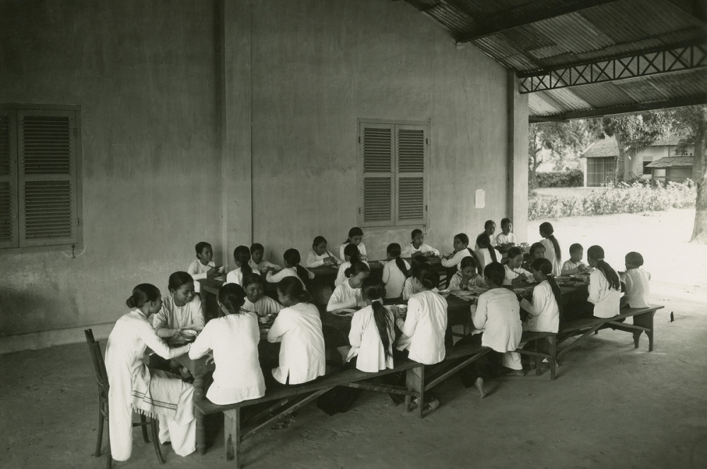 Un repas dans une cantine scolaire en Indochine
