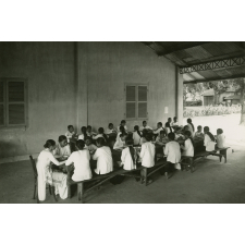Un repas dans une cantine scolaire en Indochine