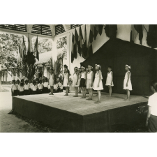 Spectacle de danse donné par des fillettes de l'école de Giadinh (Indochine)

