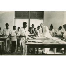 Groupe d'élèves africains et leur professeur européen en cours d'enseignement technique